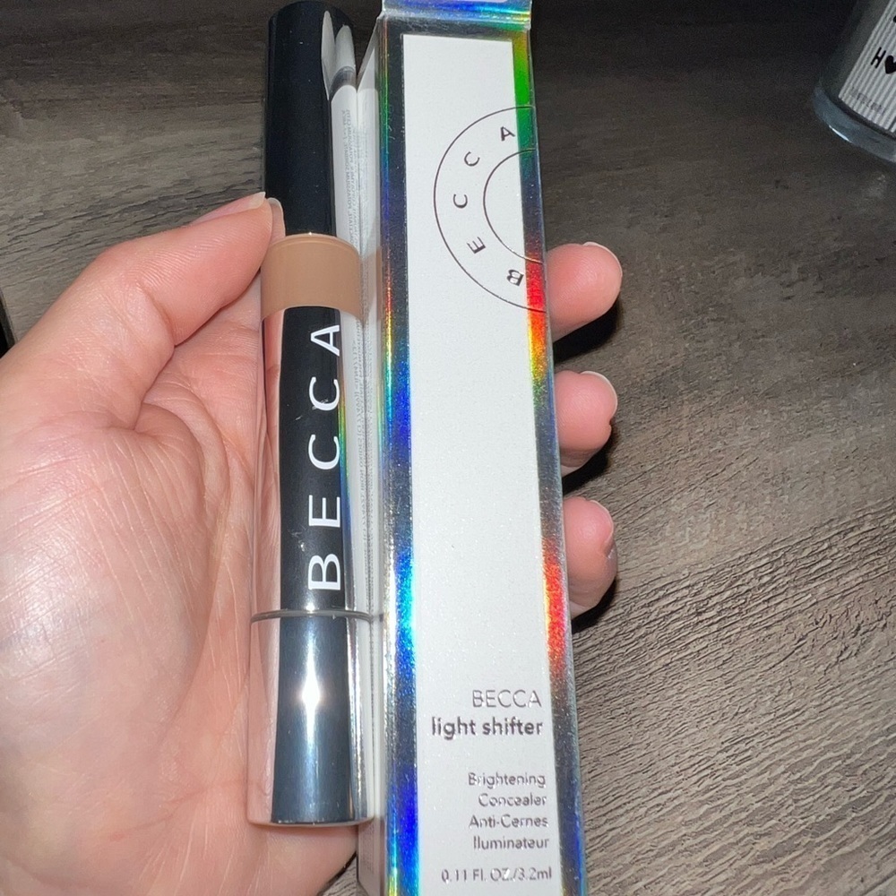 BECCA Light Shifter Concealer- Metamorphic 4